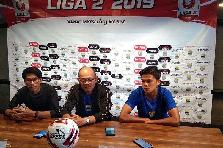 Pelatih Bandung United, Liestiadi (kiri) bersama pemainnya, Aziz Hutagalung dalam konferensi pers sebelum laga melawan PSPS Riau di Graha Persib, Kota Bandung, Senin (1/7/2019)