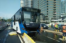 Transjakarta Tabrak Separator di Dekat Bundaran Senayan