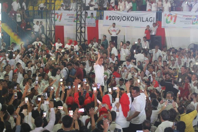 Ribuan orang menghadiri kampanye Calon Presiden Nomor urut 01, Joko Widodo di GOR Pancing Jalan Williem Iskandar, Medan, Sumatera Utara, Jumat (5/4/2019) malam. 