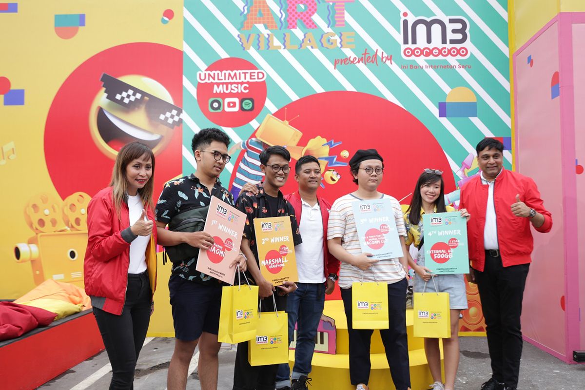 Grouo Head Proposition Indosat Ooredoo Evelyn Jimenez, Director & Chief Operating Officer Indosat Ooredoo Vikram Sinha, dan 4 pemenang kompetisi #WTF19Poster.