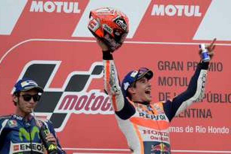 Pebalap Repsol Honda asal Spanyol, Marc Marquez (kanan), merayakan kemenangannya di atas podium Autodromo Termas de Rio Hondo setelah finis di urutan pertama pada balapan GP Argentina, Minggu (3/4/2016). Pebalap Movistar Yamaha asal Italia, Valentino Rossi (kiri), finis di urutan kedua.