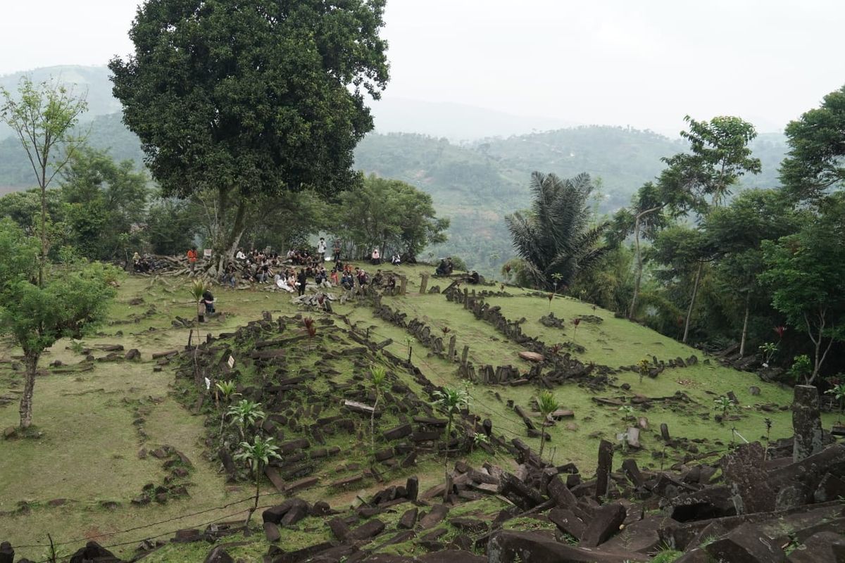 Gunung Padang, Cianjur, merupakan salah satu tempat wisata prasejarah rekomendasi di Jabar. 