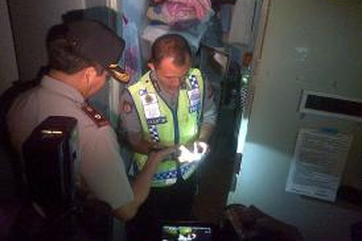 Puluhan petugas dari Kementrian Hukum dan Ham bersama petugas Kepolisian dari Polrestabes Bandung melakukan Inspeksi mendadak ke seluruh kamar sel di empat blok yang ada di Lembaga Pemasyarakatan (Lapas) Sukamiskin Bandung pada Minggu (20/10/2013).
