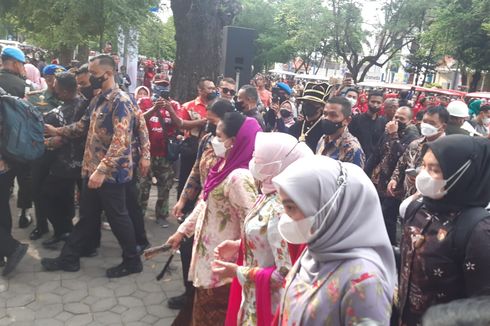 Begini Momen Akrab Iriana Jokowi dengan Ibu-ibu di Parade Kebaya Kota Solo