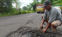 Kisah Tukang Becak di Lamongan, Tambal Jalan Berlubang karena Takut Putrinya Celaka, Direspons oleh Pemerintah