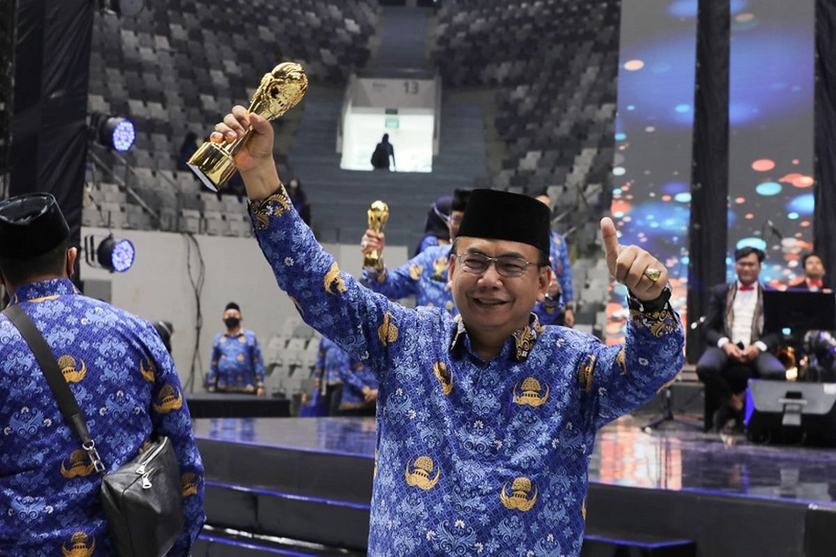 Kementerian Sosial (Kemensos) yang diwakili oleh Sekjen Kemensos Harry Hikmat menerima dua penghargaan dalam kategori Lifetime Achievement bagi Menteri Sosial (Mensos) Tri Rismaharini dan kategori Kepengurusan aktif bagi Kementerian Sosial, di Istora Senayan, Jakarta, Selasa (29/11/2022). 