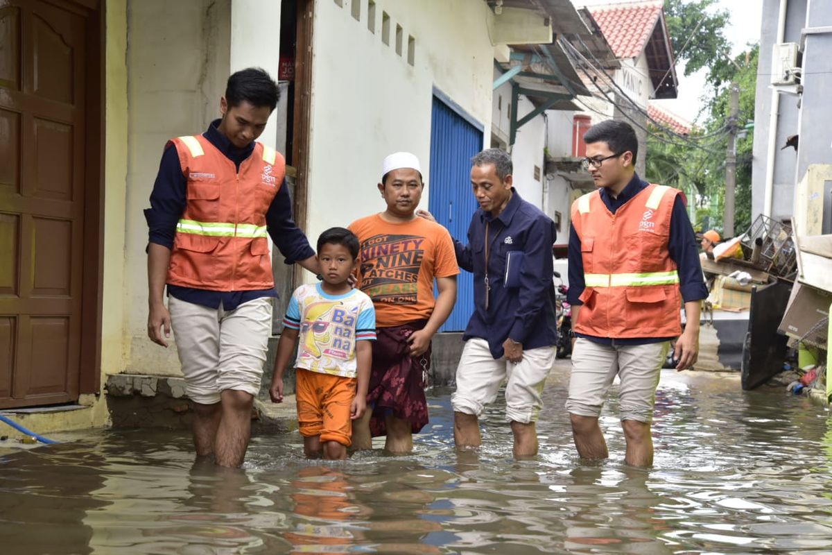 PGN memberi bantuan kepada warga Kelurahan Sukapura Kecamatan Cilincing Jakarta Utara yang menjadi korban banjir, di Masjid Jami? Baiturrahim, Kamis (02/01/2020).