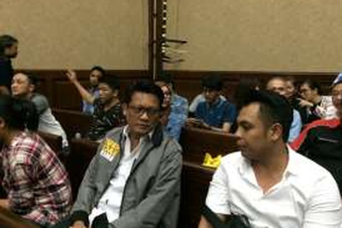 Waka Polda Lampung Kombes Krishna Murti (tengah) dan Panit I Jatanras Ditreskrimum Polda Metro Jaya AKP Hendro (kanan) saat sidang Jessica Kumala Wongso, PN Jakarta Pusat, Rabu (10/8/2016).
