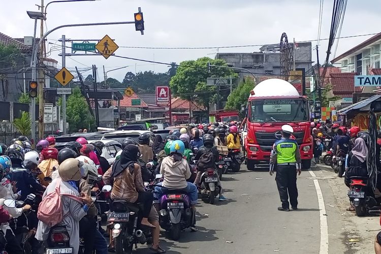 Situasi kemacetan di Jalur Puncak Bogor, Jawa Barat, Selasa (25/4/2023) siang
