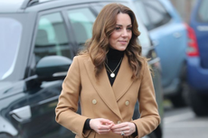 Cantiknya Kate Middleton dengan Mantel Coklat dan Turtleneck Hitam