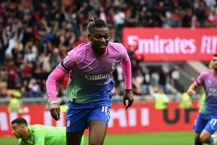 Penyerang AC Milan, Rafael Leao, merayakan gol pada laga Liga Italia Milan vs Verona di Stadion San Siro, Milan, pada Sabtu (23/9/2023).