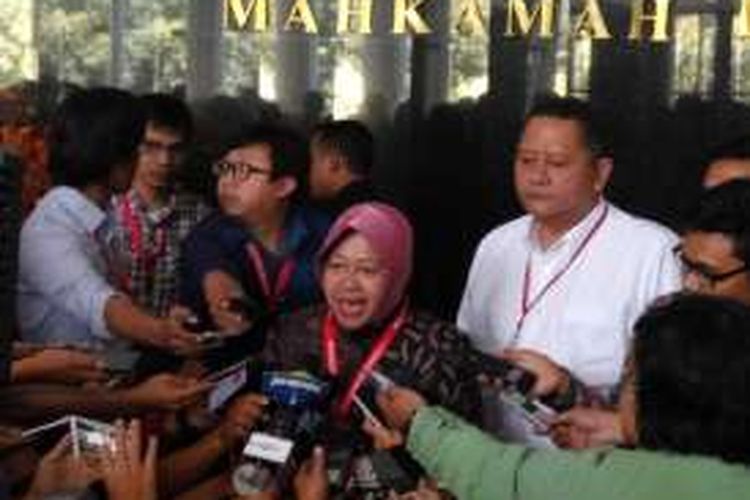 Wali Kota Surabaya Tri Rismaharini usai memberikan kesaksian atas gugatan yang dilayangkan dirinya bersama warga Surabaya terkait pengelolaan SMA/SMK oleh pemerintah provinsi Jawa Timur, di Mahkamah Konstitusi, Jakarta, Rabu (8/6/2016).