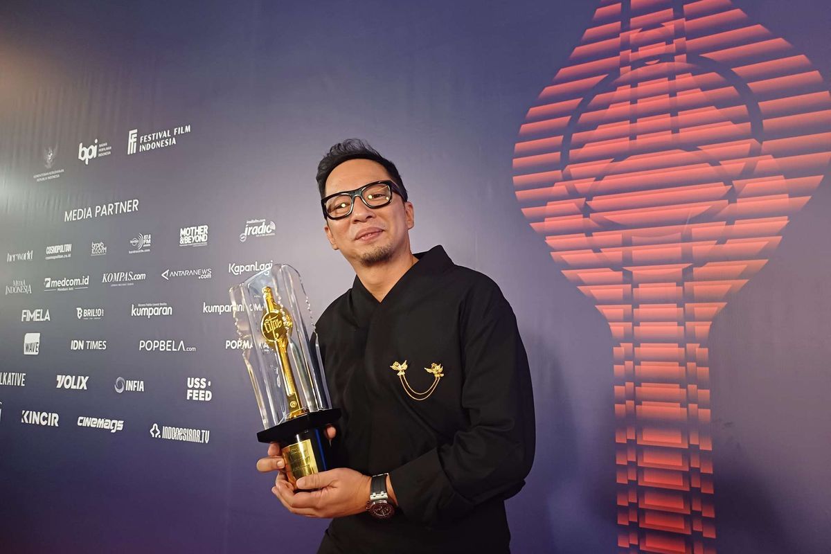 Ringgo Agus Rahman memamerkan Piala Citra pertamanya di FFI 2024 yang digelar di ICE, BSD, Tangerang Selatan, Rabu (20/11/2024).