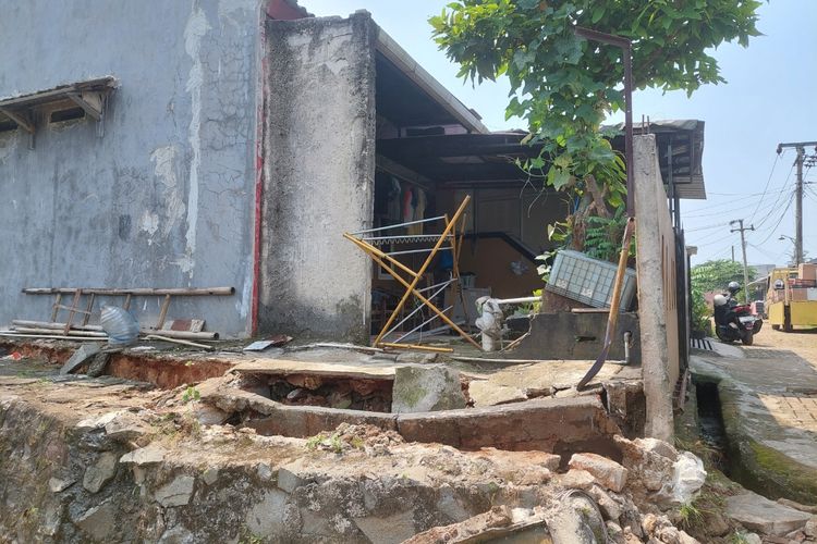 Suasana dinding rumah warga di salah satu perumahan di Pondok Petir, Bojongsari, Depok, roboh, pada Selasa (8/8/2023).