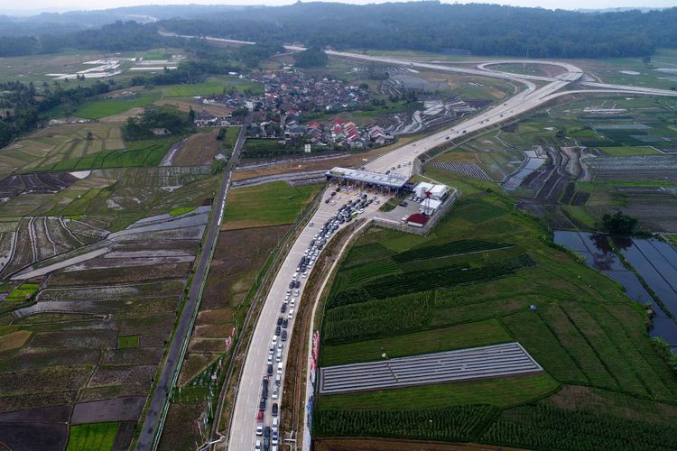 Kendaraan pemudik terpantau ramai keluar di Gerbang Tol Salatiga, Salatiga, Jawa Tengah, Rabu (21/6/2017). Pemudik berasal dari Jalan Tol Bawen-Salatiga yang sudah difungsionalkan pada H-7.