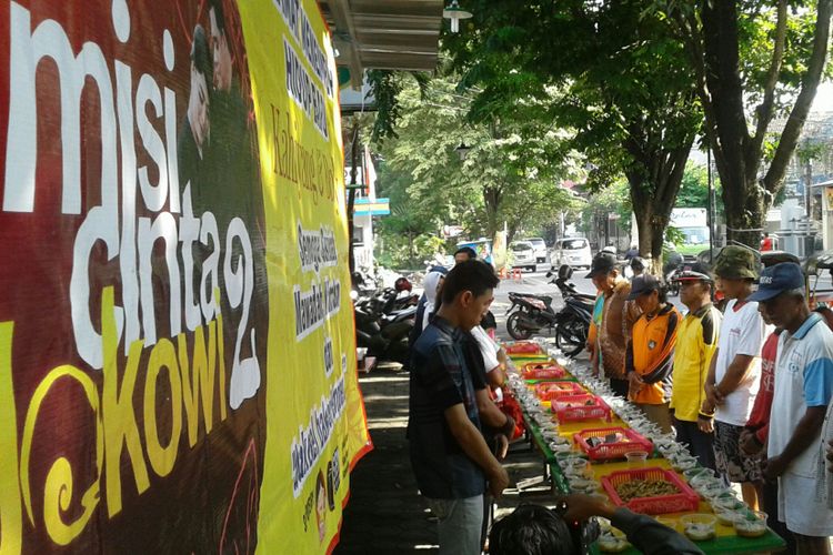 Warga, tukang becak, dan pedagang makan bersama jenang sumsum di Kedai Nabung Jalan Bhayangkara Kecamatan Laweyan, Solo, Jawa Tengah, Jumat (10/11/2017).