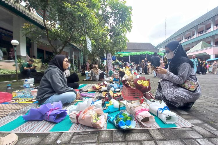 Sekumpulan pemuda dari Kecamatan Kutoarjo, Purworejo, Jawa Tengah sedang berjualan bucket di Universitas Muhammadiyah Purworejo, Jawa Tengah pada Sabtu (26/11/2022).