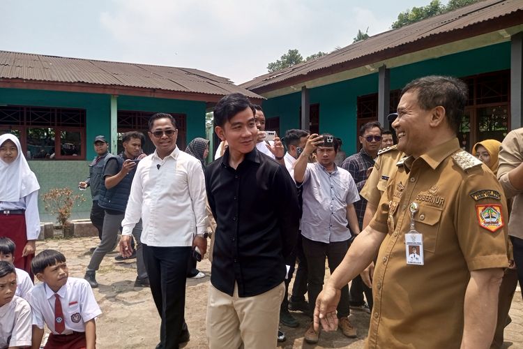 Gibran Minta Maaf Saat Jenguk Pasien Keracunan MBG di Batang
