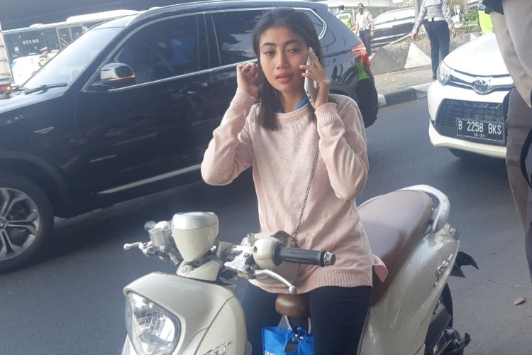 Remaja putri yang ditilang karena tidak membawa SIM, STNK, tidak memakai helm juga di Traffic Light Jalan Raya Tomang, Senin (9/9/2019).