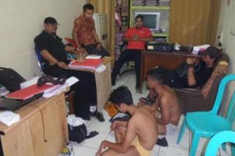 Dua orang begal berusia remaja ditangkap setelah dihakimi massa usai menodong seorang pria. Saat diperiksa di Mapolsek Semarang Tengah, keduanya menangis.