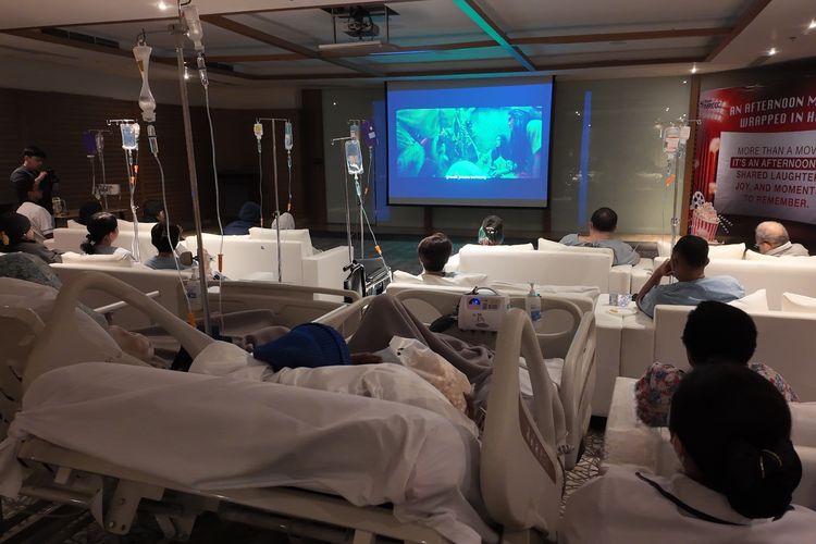 Sejenak Lepas dari Rutinitas Pengobatan, 19 Pasien Kanker MRCCC Siloam Semanggi Nonton Film Bareng