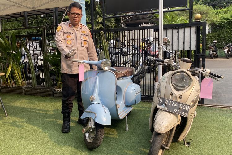 Lihat Rolling Door Terbuka, 2 Kuli Bangunan Curi Vespa Antik dari Kafe di Cilandak Jaksel