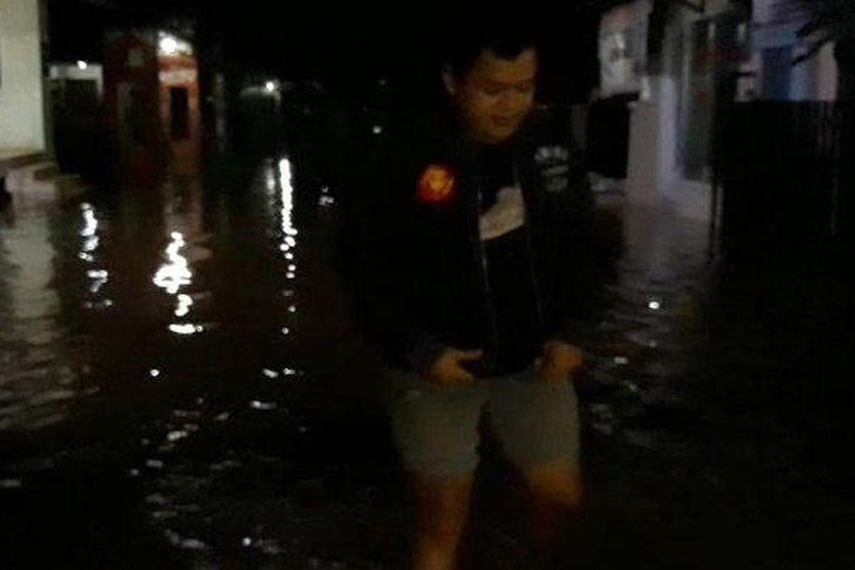 Banjir merendam Perumahan Bumi Pamulang Indah (BPI), Tangerang Selatan (Tangsel), setelah diguyur hujan lebat sekira dua jam pada Minggu malam (26/1/2020). 