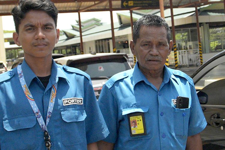 Anwar Ismail (64) bersama anaknya Rahmad Hajad (18) porter di Bandara Sultan Iskandar Muda Blang Bintang, Aceh Besar.

