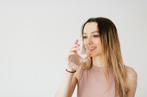 Benarkah Minum Air Putih Dingin Bikin Gemuk?