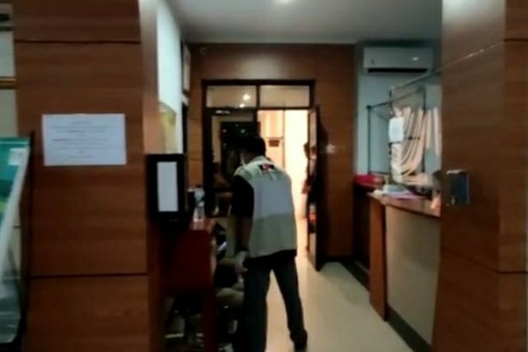 Penyidik KPK melakukan penggeledahan di kantor Wali Kota Ambon, Selasa (17/5/2022). Dalam penggeledahan itu penyidik menyita sejumlah dokumen