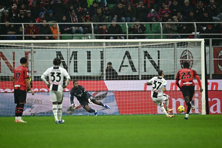 Gelandang Udinese Roberto Pereyra mencetak gol via penalti saat melawan AC Milan pada pertandingan Serie A Liga Italia antara AC Milan vs Udinese di Stadion San Siro di Milan, pada 4 November 2023