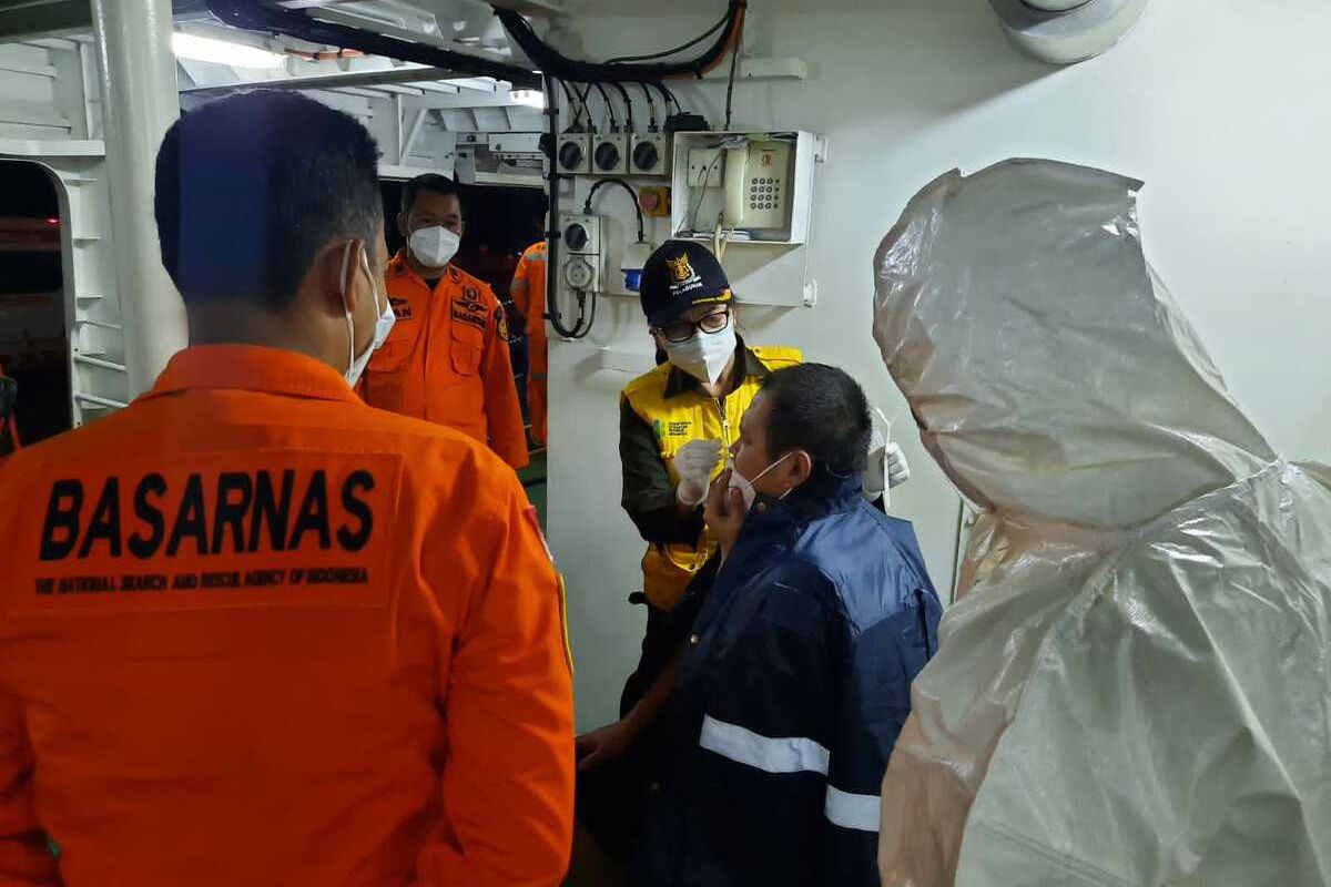 Jiaxin Wang (32), seorang awak kapal di MV Hui Xin 8 yang mengalami pendarahan akibat luka sobek di pundaknya dievakuasi oleh Tim Basarnas dari MV Hui Xin 8 ke KN Sar Kamajaya 104 di perairan Tanakeke, Takalar, Sulawesi Selatan pada Selasa (22/2/2022) malam.