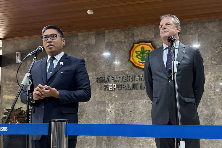 Wamentan dan Delegasi Belanda usai melakukan pertemuan di gedung Kementerian Pertanian, Jakarta Selatan, Selasa (17/6/2025). 