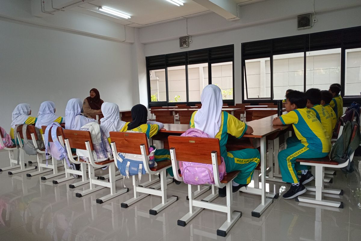 SDN 01 Pondok Bambu Kebakaran, Seluruh Siswa Dipindahkan ke SDN Pondok Bambu 07