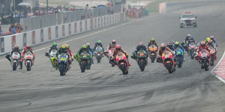 Para pebalap MotoGP melakukan start pada balapan GP Malaysia di Sirkuit Sepang, Minggu (25/10/2015).
