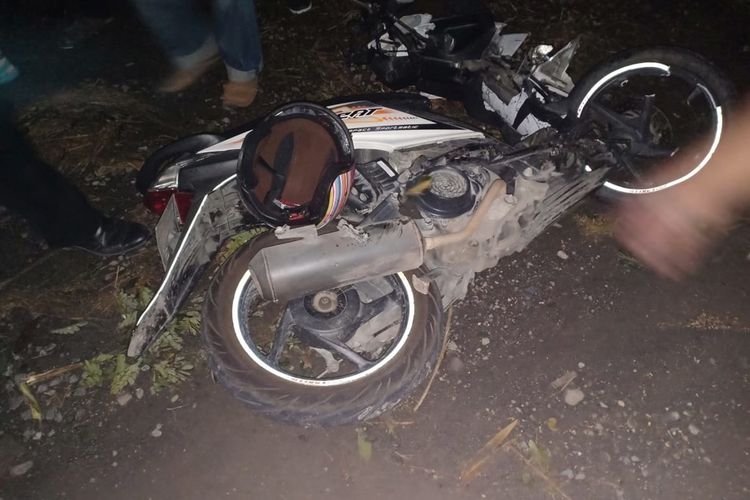 Menyalip Truk  Gandeng  di Jalan Menikung 2 Pemotor Beradu 