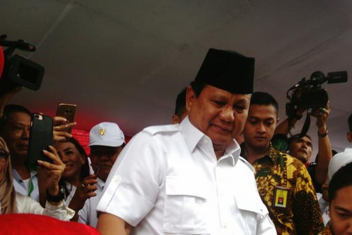 Ketua Umum Partai Gerindra Prabowo Subianto hari ini ikut mengkampanyekan pasangan calon gubernur dan calon wakil gubernur DKI Anies Baswedan dan Sandiaga Uno di Jalan Pintu II Taman Mini Indonesia Indah (TMII), di RW 03, Kelurahan Pinang Ranti, Kecamatan Makasar, Jakarta Timur, Selasa (31/1/2017). 