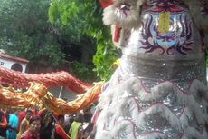 Warga Bali Partisipasi Pasang Angpao untuk Barongsai