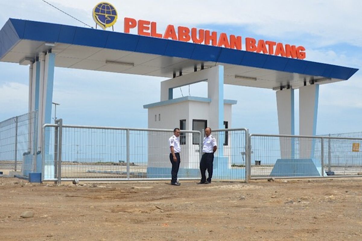 Dua petugas sedang meluhat gerbang Pelabuhan Niaga Batang, Jawa Tengah.