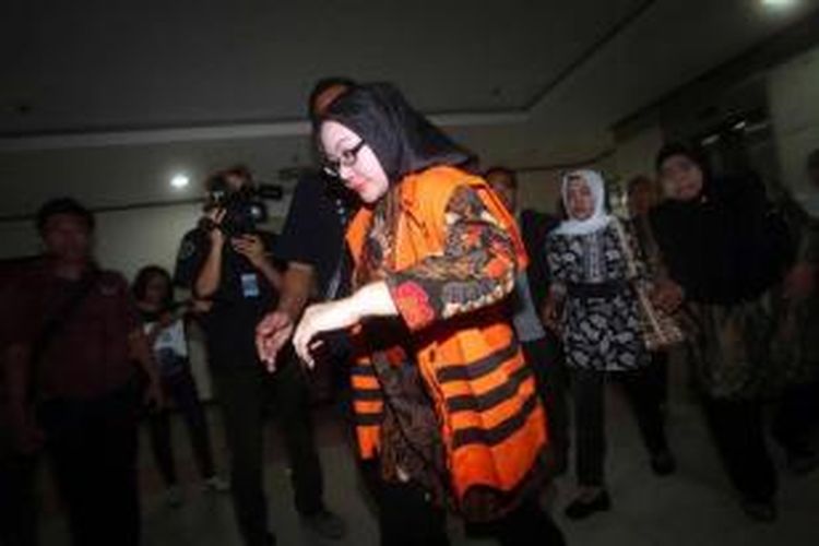 Terdakwa Atut Chosiyah menjalani sidang perdananya di Pengadilan Tindak Pidana Korupsi, Jakarta, Selasa (6/6/2014). Atut didakwa terlibat dalam kasus dugaan suap sengketa pilkada Lebak di Mahkamah Konstitusi dan terancam hukuman maksimal 15 tahun penjara. 