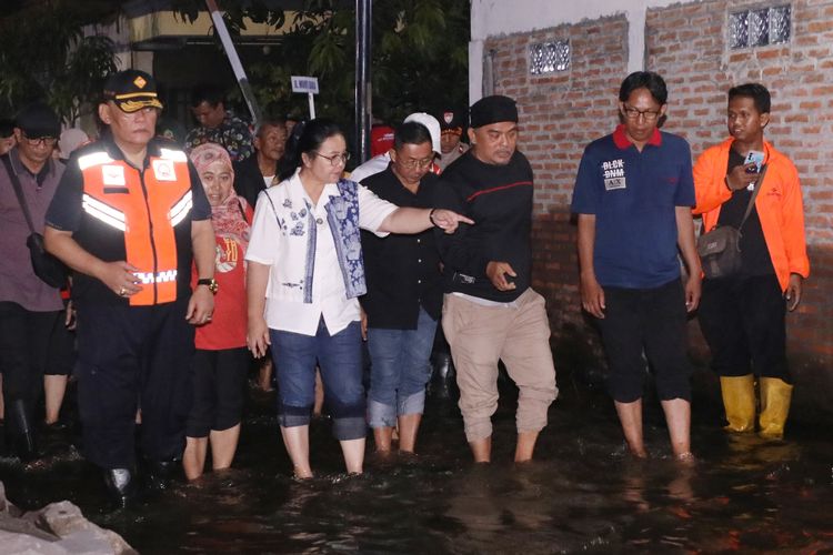 Wali Kota Semarang Agustina Wilujeng turun langsung meninjau sejumlah titik banjir di wilayah Kaligawe dan Muktiharjo Kidul, Minggu (26/10/2025).