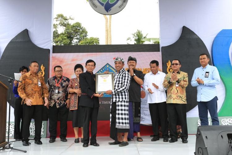 Desa Duda Timur, Kecamatan Selat, Kabupaten Karangasem, Bali meraih tiga rekor Museum Rekor-Dunia Indonesia (MURI) sekaligus, Sabtu (25/8/2018)