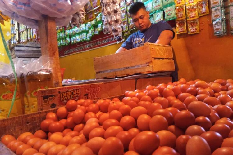 Seorang pedagang telur di Pasar Muka Cianjur, Jawa Barat, sedang menata barang dagangannya tersebut yang harganya melonjak drastis dari Rp 22.000 per kilogram menjadi Rp 31.000/kg.