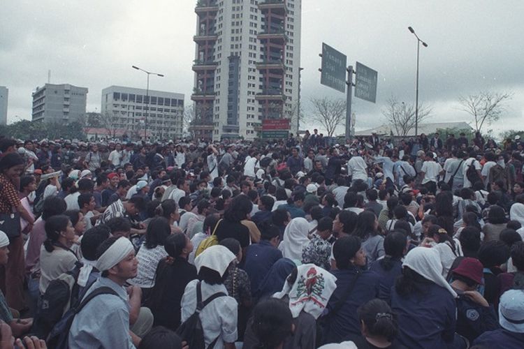 Mahasiswa Universitas Trisakti menuntut reformasi pada 12 Mei 1998. Aksi demonstrasi ini kemudian berujung tragedi.