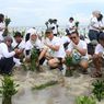 Bangun Ekosistem Ekonomi Hijau, Maximus Tanam 10.000 Mangrove
