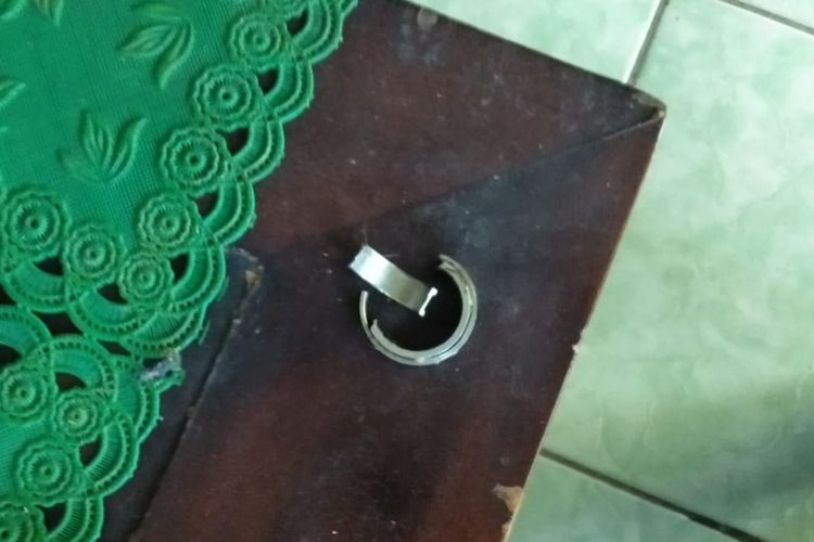 Petugas Damkar berhasil melepas cincin yang terpasang di kemaluan pria di Wanareja, Kabupaten Cilacap, Jawa Tengah, Selasa (28/6/2022).