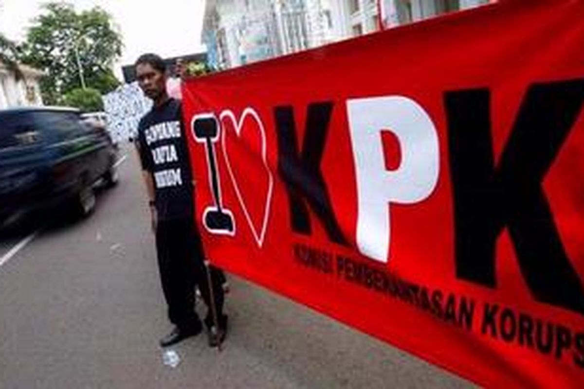 Massa dari Gerakan Ganyang Mafia Hukum Indonesia (GGMHI) menyuarakan suaranya dalam aksi menudukung Komisi Pemberantasan Korupsi (KPK) di Jalan Merdeka, Bandung, Jawa Barat, Selasa (9/10/2012). Massa aksi ini menentang upaya-upaya pelemahan KPK dalam pemberantasan korupsi.  