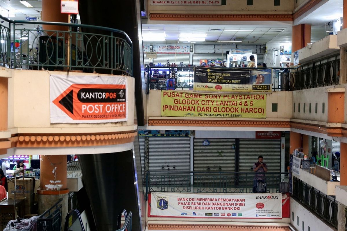 Aktivitas perdagangan pusat perbelanjaan di Plaza Elektronik, Glodok, Jakarta barat, Rabu (14/7/2017). Meskipun perdagangan berjalan normal, kian hari pasar ini semakin sepi pembeli. Bahkan beberapa kios sudah beralih fungsi menjadi gudang untuk menyimpan dagangan.