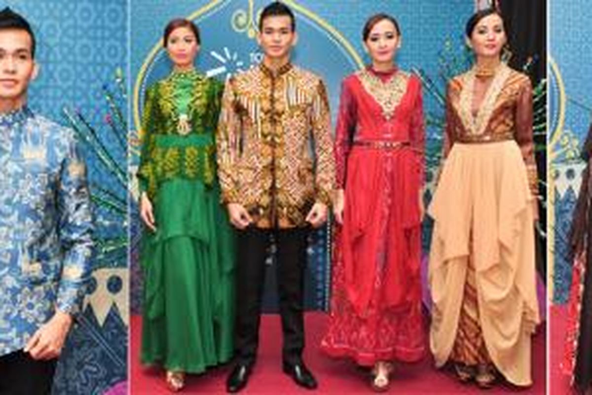 Desainer Erdan, merancang busana pesta dari batik motif baru kreasi perajin di 17 kota. 