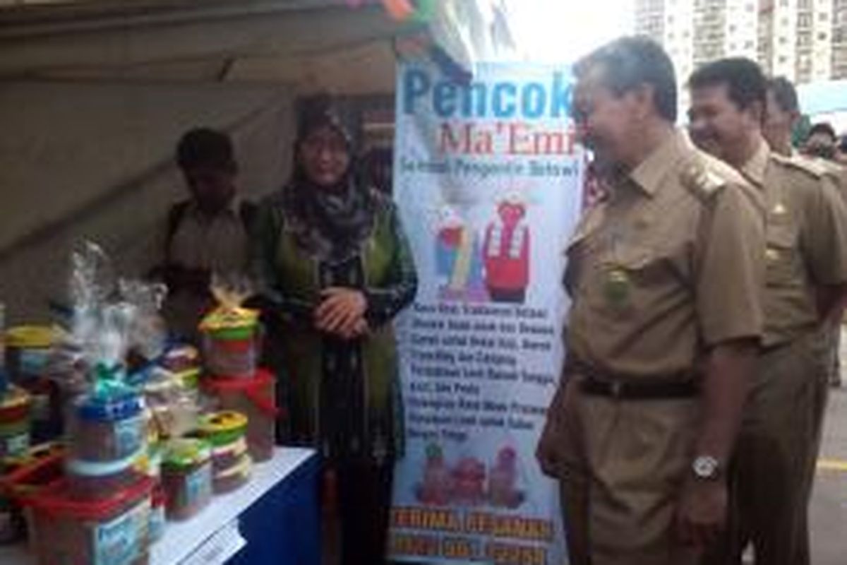 Wakil Wali Kota Bekasi Ahmad Syaikhu ketika melihat dagangan hasil produksi warga.